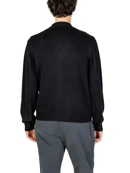 Schwarzer Wollpullover mit geripptem Kragen Hamaki-ho