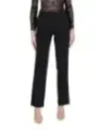 Frau trägt schwarze Only 478108 Hose