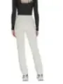 Frau trägt graue Active-Hose.