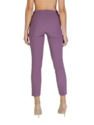 Magenta Cropped Hose und Nude Heels