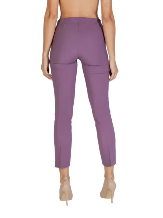 Magenta Cropped Hose und Nude Heels