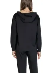 Schwarzer Kapuzenpullover und Jogginghose