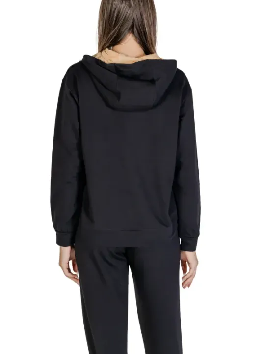 Schwarzer Kapuzenpullover und Jogginghose
