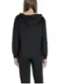 Schwarzer Kapuzenpullover und Jogginghose