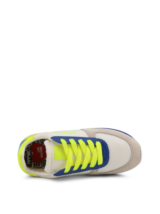 Weiße Sneaker mit Farbkontrasten