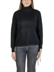 Schwarzer Rollkragenpullover mit Jeans