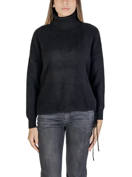 Schwarzer Rollkragenpullover mit Jeans