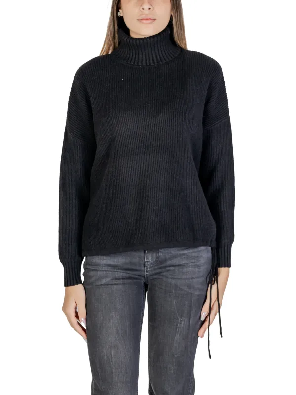 Schwarzer Rollkragenpullover mit Jeans Schwarzer Rollkragenpullover mit Jeans