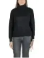 Schwarzer Rollkragenpullover mit Jeans