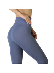 Blaue High-Waist-Leggings im Studio