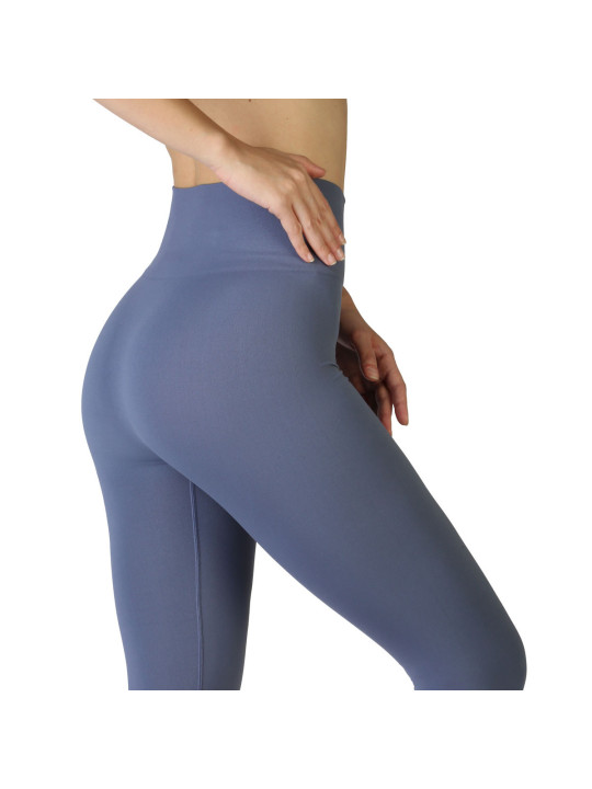 Blaue High-Waist-Leggings im Studio