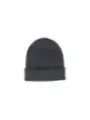 Graue Strickmütze für den Winter