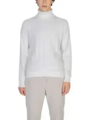 Weißer Strickpullover mit Rollkragen