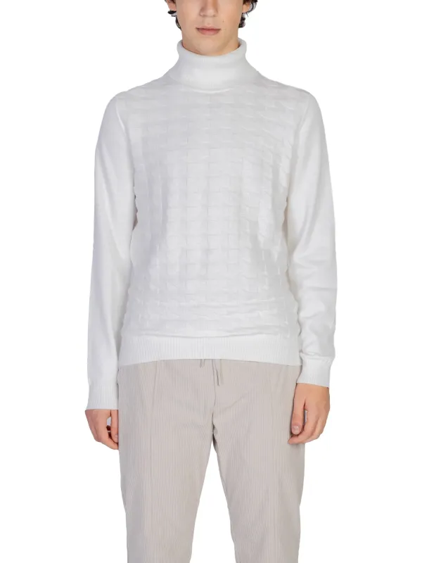 Weißer Strickpullover mit Rollkragen Weißer Strickpullover mit Rollkragen