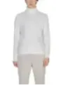 Weißer Strickpullover mit Rollkragen