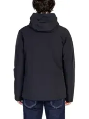 Männermodel trägt Peuterey Daunenjacke grau