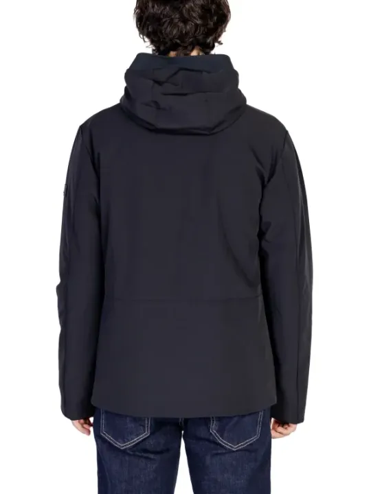 Männermodel trägt Peuterey Daunenjacke grau