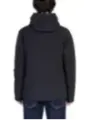Männermodel trägt Peuterey Daunenjacke grau