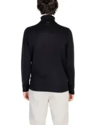 Mann trägt Antony Morato Rollkragenpullover