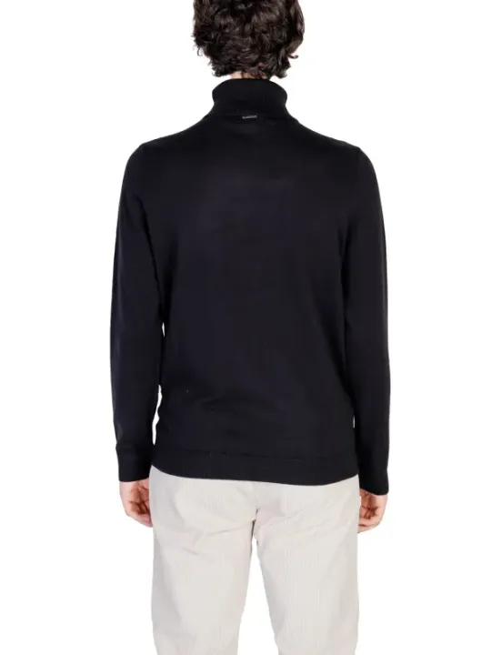 Mann trägt Antony Morato Rollkragenpullover