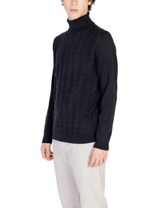 Mann trägt schwarzen Rollkragenpullover