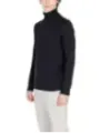 Mann trägt schwarzen Rollkragenpullover