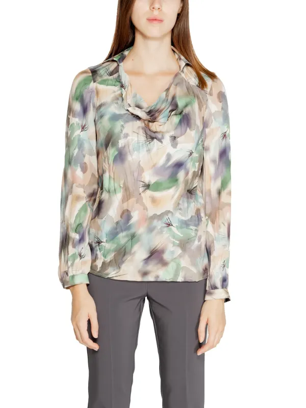 Bluse mit Blumenmuster und Hose Bluse mit Blumenmuster und Hose