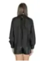 Schwarze Bluse mit schwarzen Shorts