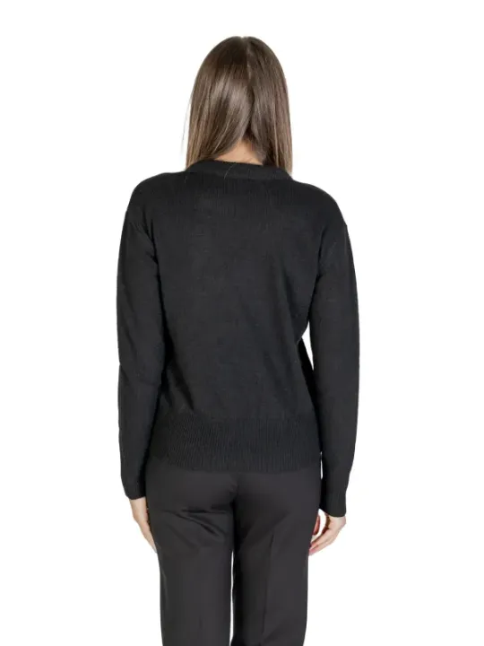 Schwarzer Pullover und Hose elegant