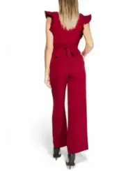 Roter Jumper mit weitem Bein