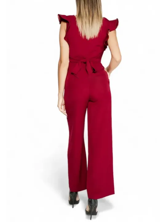 Roter Jumper mit weitem Bein