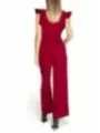 Roter Jumper mit weitem Bein