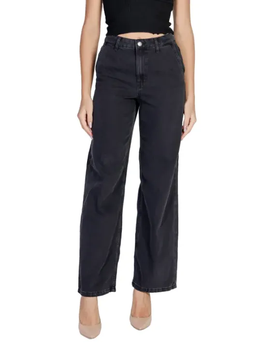 Schwarze Jeans und Crop-Top