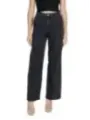 Schwarze Jeans und Crop-Top