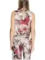 Blondes Model trägt Blumen-Tanktop