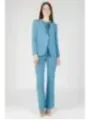 Helles Blazer- und Hosen-Set
