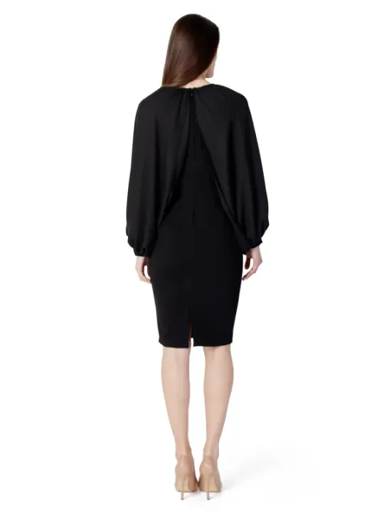Schwarzes, tailliertes Kleid mit V-Ausschnitt