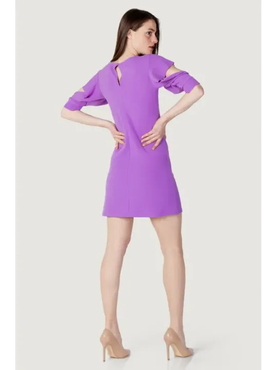 Lavendelfarbenes Kleid mit Cut-Out-Details