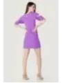 Lavendelfarbenes Kleid mit Cut-Out-Details