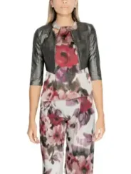 Blumenjumpsuit mit schwarzer Lederjacke