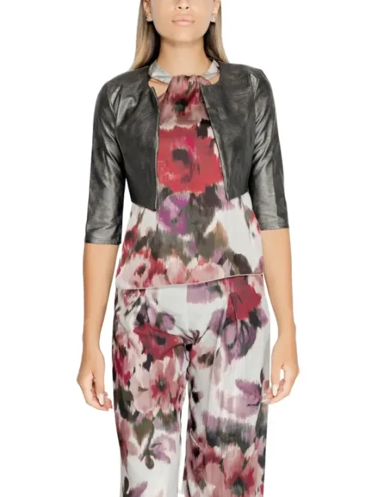 Blumenjumpsuit mit schwarzer Lederjacke