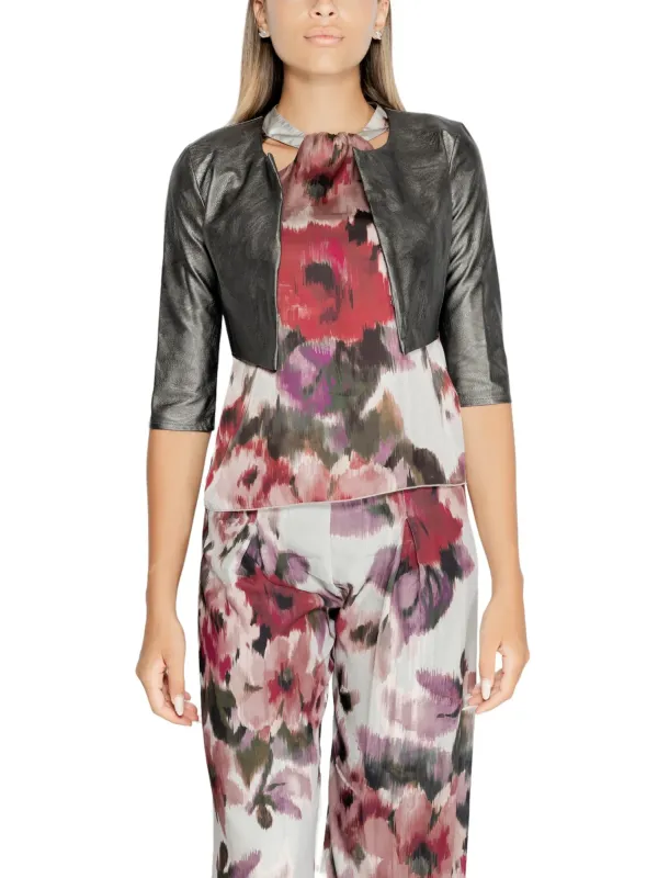 Blumenjumpsuit mit schwarzer Lederjacke Blumenjumpsuit mit schwarzer Lederjacke