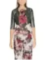 Blumenjumpsuit mit schwarzer Lederjacke