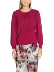 Seidenbluse mit Knopfleiste und Rüschen.