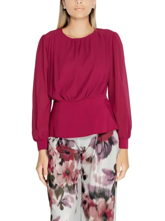 Seidenbluse mit Knopfleiste und Rüschen.