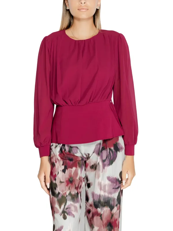 Seidenbluse mit Knopfleiste und Rüschen. Seidenbluse mit Knopfleiste und Rüschen.