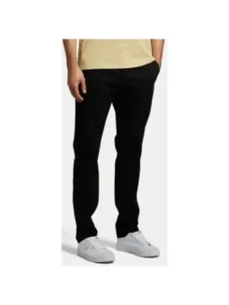 Schwarze Hosen mit weißen Sneakern