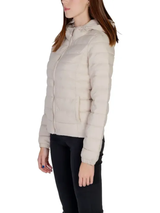 Frau trägt beigefarbene Pufferjacke