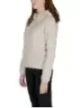 Frau trägt beigefarbene Pufferjacke