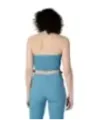 Leichtblaue Röhrenhose und Träger Oberteil